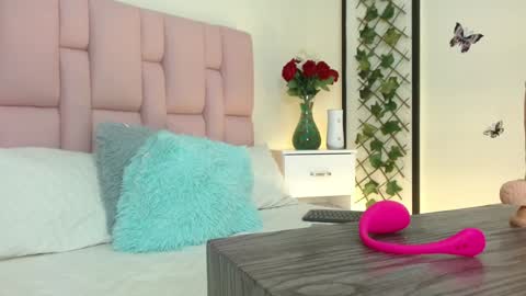 Snapshot of isabela_ferrer_ chatting on December 21, 4:14 pm I S A online show from December 21, 4:14 pm