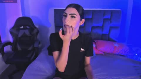 Snapshot of isabella_moon9 chatting on April 22, 11:56 am Isabella Moon9 online show from April 22, 11:56 am