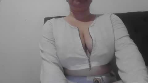 isabellaa_hills_ online show from November 11, 3:23 pm