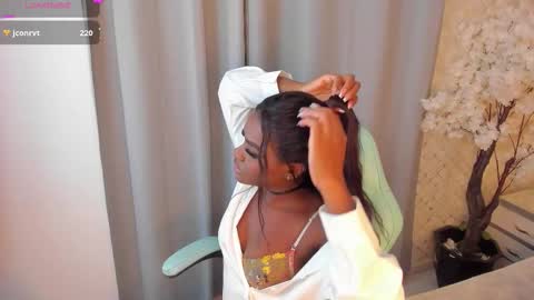 Snapshot of isabellabroms21 chatting on November 28, 9:39 pm v online show from November 28, 9:39 pm