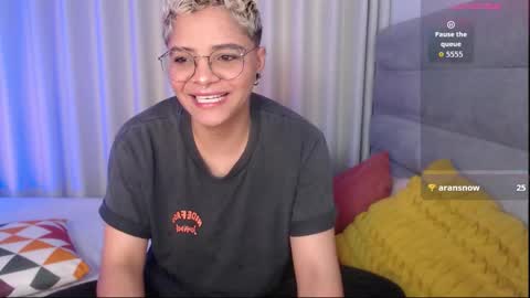 Isabella Mout  online show from November 23, 8:30 pm