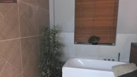 Snapshot of isasanders chatting on October 19, 7:47 pm I S A S AN D E R S online show from October 19, 7:47 pm