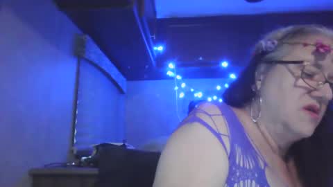 Snapshot of iseestarz420 chatting on December 10, 8:49 pm Iseestarz420 online show from December 10, 8:49 pm