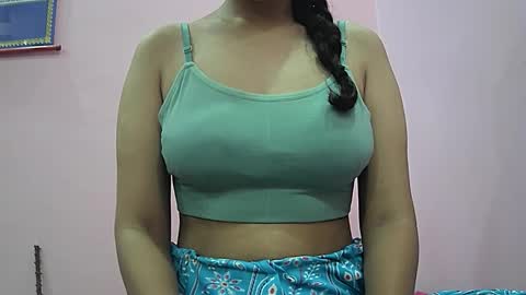 ishika_singh_ online show from October 17, 1:53 am