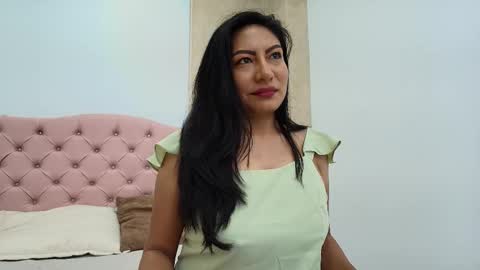 Isis Choi online show from November 28, 7:05 pm