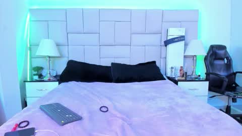 Snapshot of isis_loveyes_ chatting on November 20, 11:48 pm Pauli online show from November 20, 11:48 pm