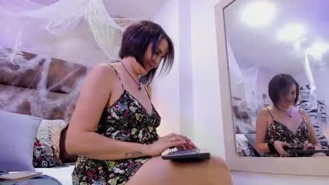 Snapshot of isisblakee chatting on October 31, 11:22 am Isis online show from October 31, 11:22 am