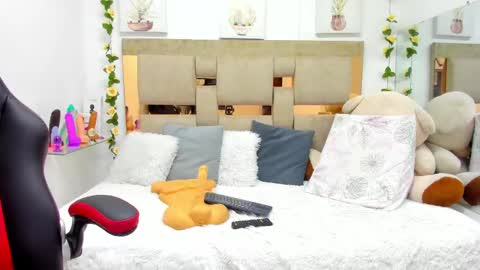 Isla Thompson online show from February 27, 4:09 am