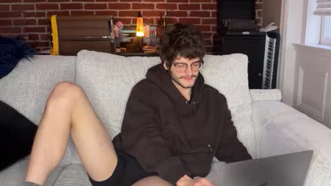 isocialmedia online show from February 3, 12:21 pm