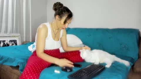 Issabelle online show from February 15, 5:30 am