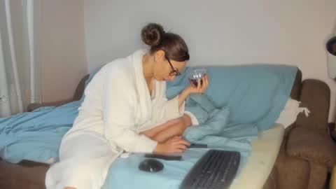 Issabelle online show from November 18, 7:02 am