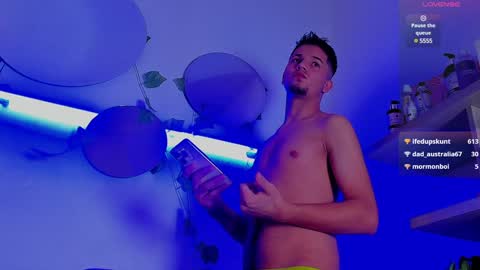 Snapshot of issac_james chatting on December 7, 1:40 pm Issac online show from December 7, 1:40 pm