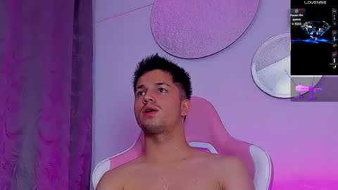 Snapshot of issac_james chatting on March 7, 9:18 am Issac online show from March 7, 9:18 am