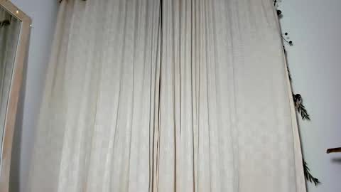 Snapshot of issagodiva chatting on December 18, 11:33 pm . . . . online show from December 18, 11:33 pm