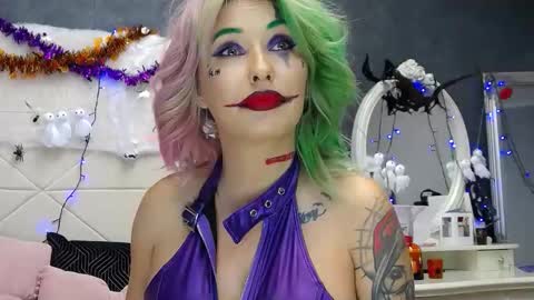 IssaSmyth online show from October 31, 8:04 am