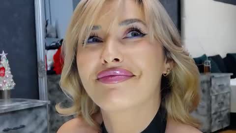 IssaSmyth online show from December 3, 3:54 pm