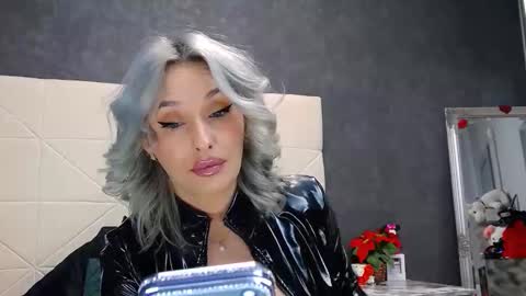 IssaSmyth online show from April 18, 6:50 am