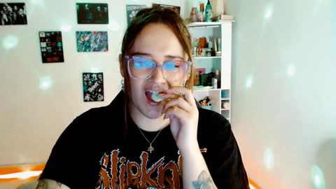 Yiz online show from December 7, 2:42 am