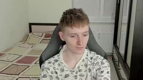 Snapshot of ithan_red chatting on September 10, 3:01 pm Ethan online show from September 10, 3:01 pm