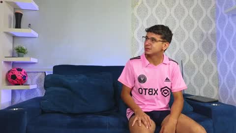 Snapshot of ithan_salvatore chatting on January 8, 1:31 pm Ithan and Friends online show from January 8, 1:31 pm