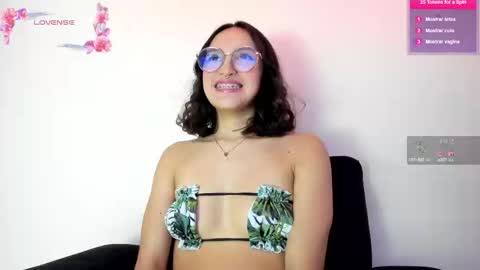 Snapshot of its__angelica_ chatting on February 14, 10:04 pm Angelica online show from February 14, 10:04 pm