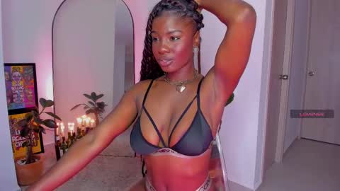 Snapshot of itslau_ chatting on February 21, 2:17 am lau online show from February 21, 2:17 am