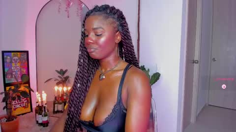 Snapshot of itslau_ chatting on February 25, 4:35 am lau online show from February 25, 4:35 am