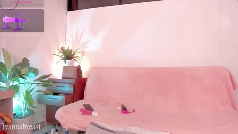 Snapshot of ivannabreastoficial chatting on February 7, 2:40 am Ivannabreast online show from February 7, 2:40 am