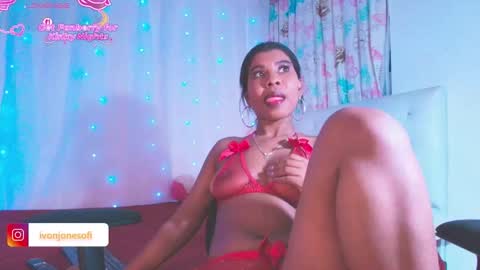 Snapshot of ivonjoness chatting on November 12, 2:34 am Ivon Miss Jones online show from November 12, 2:34 am