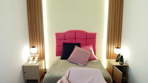 I V O N N E R O S S online show from February 18, 12:23 pm