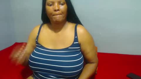 Snapshot of ivorytits48 chatting on February 18, 5:20 am IVORYTITS48 online show from February 18, 5:20 am