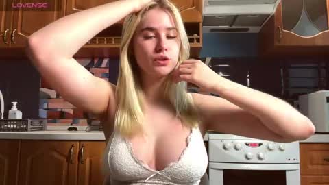 ivywairley online show from April 22, 3:09 am