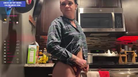 Snapshot of iwillbeyourmuse chatting on December 24, 11:00 pm Muse hethey online show from December 24, 11:00 pm