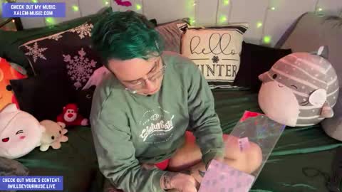 Snapshot of iwillbeyourmuse chatting on December 1, 12:15 am Muse hethey online show from December 1, 12:15 am