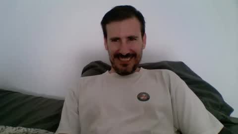 Snapshot of iyoperro chatting on October 3, 9:06 am Casandro online show from October 3, 9:06 am