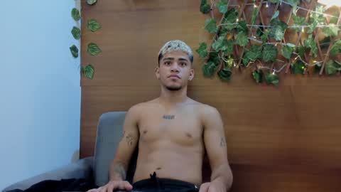 izaack online show from January 27, 9:55 am