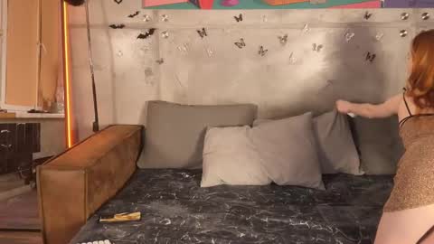 Snapshot of izi_fox chatting on February 13, 6:27 pm izi online show from February 13, 6:27 pm