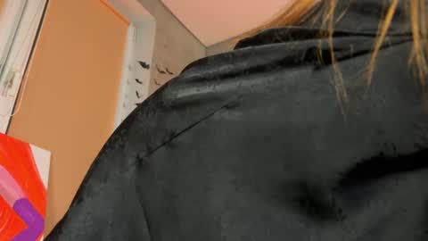 Snapshot of izi_fox chatting on February 21, 9:32 pm izi online show from February 21, 9:32 pm