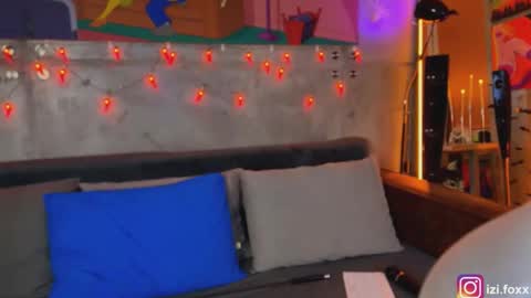 Snapshot of izi_fox chatting on October 29, 4:09 pm izi online show from October 29, 4:09 pm