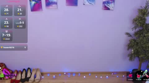 Snapshot of izzy_cam chatting on December 22, 5:23 am Queen of nylon Victoria online show from December 22, 5:23 am