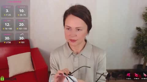 Snapshot of izzy_cam chatting on September 10, 5:29 am Queen of nylon Victoria online show from September 10, 5:29 am