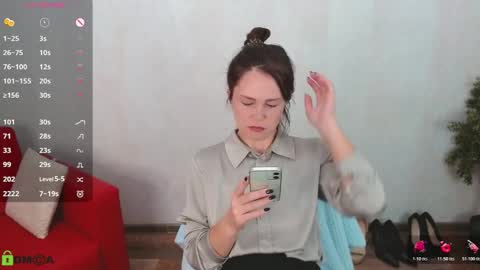 Snapshot of izzy_cam chatting on October 27, 4:49 am Queen of nylon Victoria online show from October 27, 4:49 am