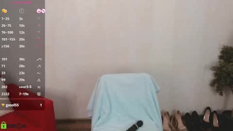 Snapshot of izzy_cam chatting on October 29, 5:42 am Queen of nylon Victoria online show from October 29, 5:42 am