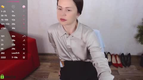 Snapshot of izzy_cam chatting on November 6, 5:30 am Queen of nylon Victoria online show from November 6, 5:30 am