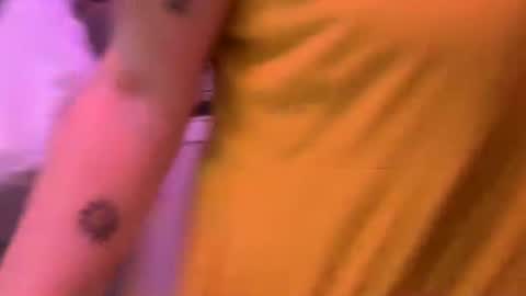 Snapshot of izzyishottttt chatting on October 29, 10:17 am izzyishottttt online show from October 29, 10:17 am