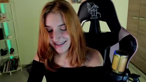 Snapshot of jacky_croft chatting on December 17, 5:18 am Linda Sofia help me get to 100 thumbs up online show from December 17, 5:18 am