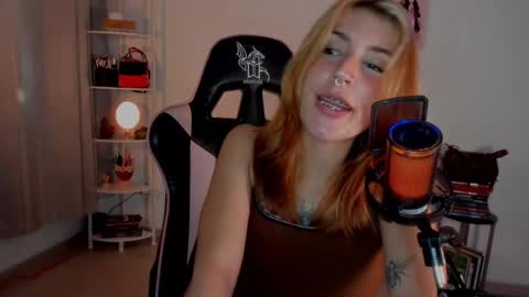 Snapshot of jacky_croft chatting on February 1, 6:43 am Linda Sofia help me get to 100 thumbs up online show from February 1, 6:43 am