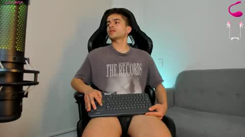 Snapshot of jacobstones_ chatting on November 27, 1:18 am JACOB STONES online show from November 27, 1:18 am