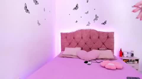 Snapshot of jade__weed chatting on October 21, 12:00 am online show from October 21, 12:00 am