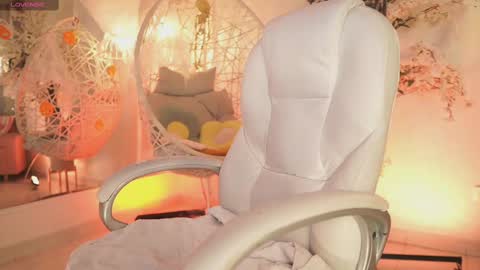 Jade Summer online show from October 3, 11:40 am